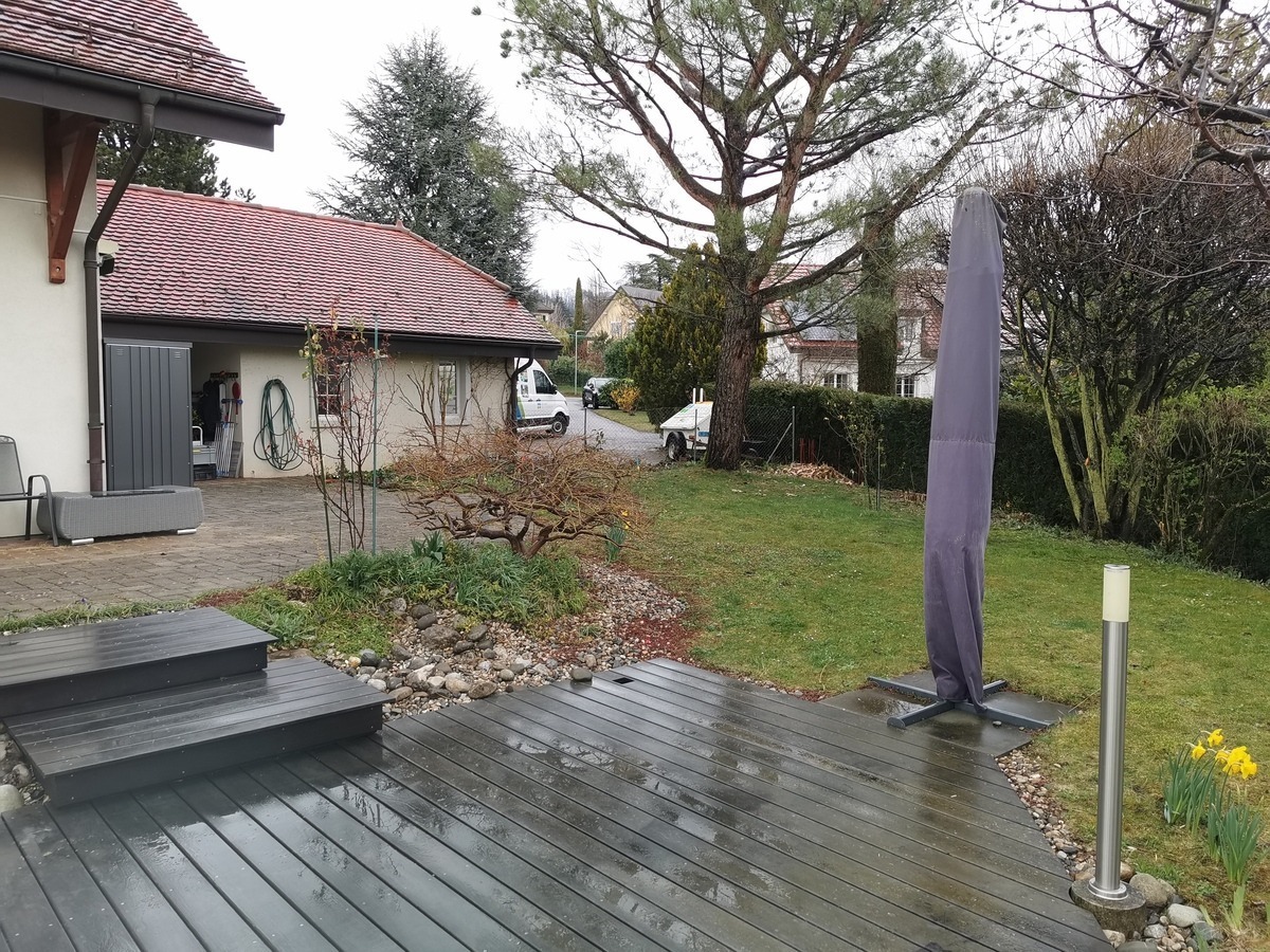 Piscine inox et terrasse mobile en bois à Jouxtens-mézery VD